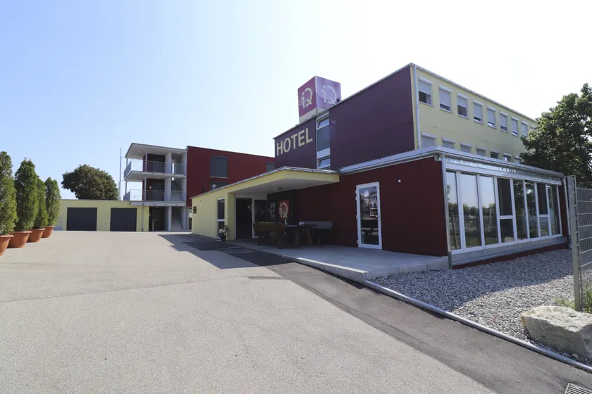 iQ-Hotel - Image 1
