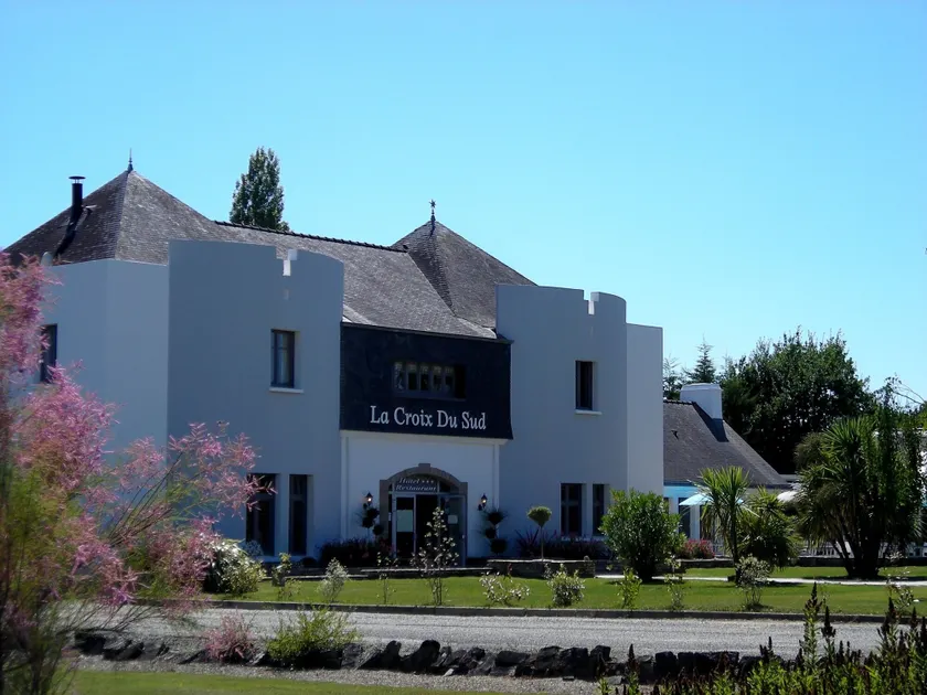 Logis Hotel La Croix du Sud - Image 1