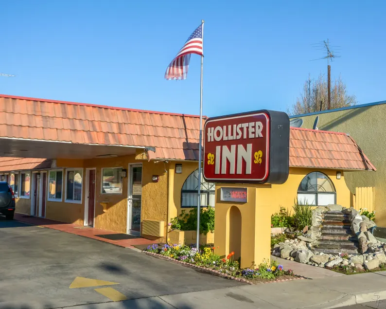 Hollister Inn - Image 1