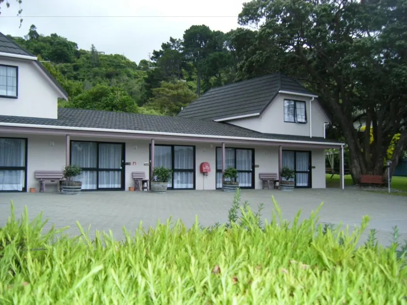Camellia Court Motel - Image 1