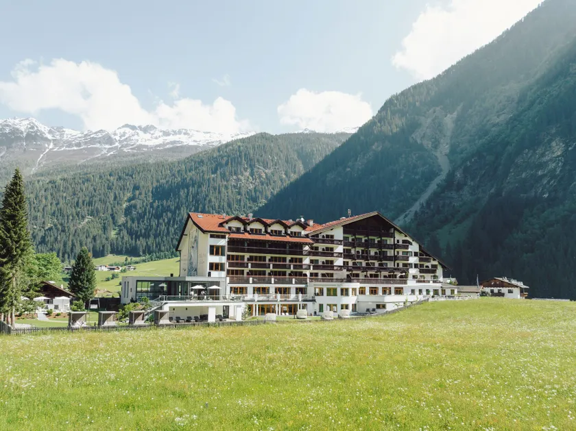 Sporthotel Weisseespitze - Image 1