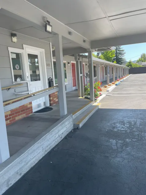 Lark Motel Willits - Image 1
