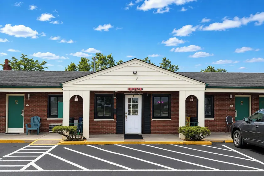 Hillcrest Motel By OYO Aurora IN Near Lawrenceburg - Image 1