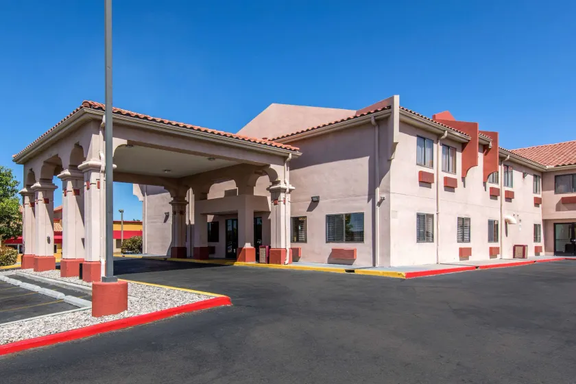 Quality Inn & Suites Albuquerque North near Balloon Fiesta Park - Image 1
