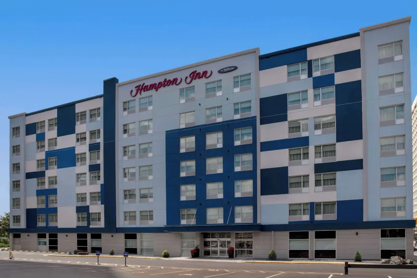 Hampton Inn by Hilton Winnipeg Downtown - Image 1
