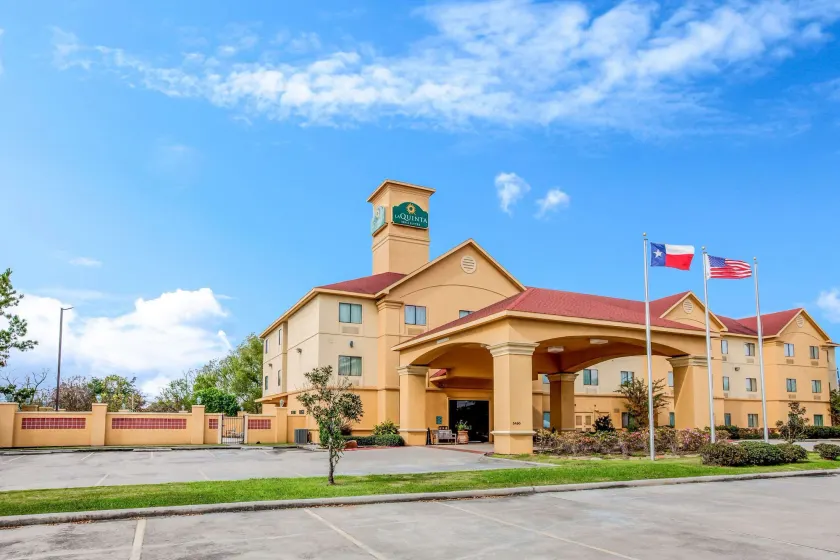 La Quinta Inn & Suites by Wyndham Pasadena - Image 1