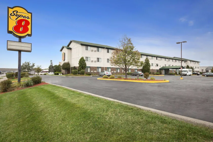 Super 8 by Wyndham Milwaukee Airport - Image 1