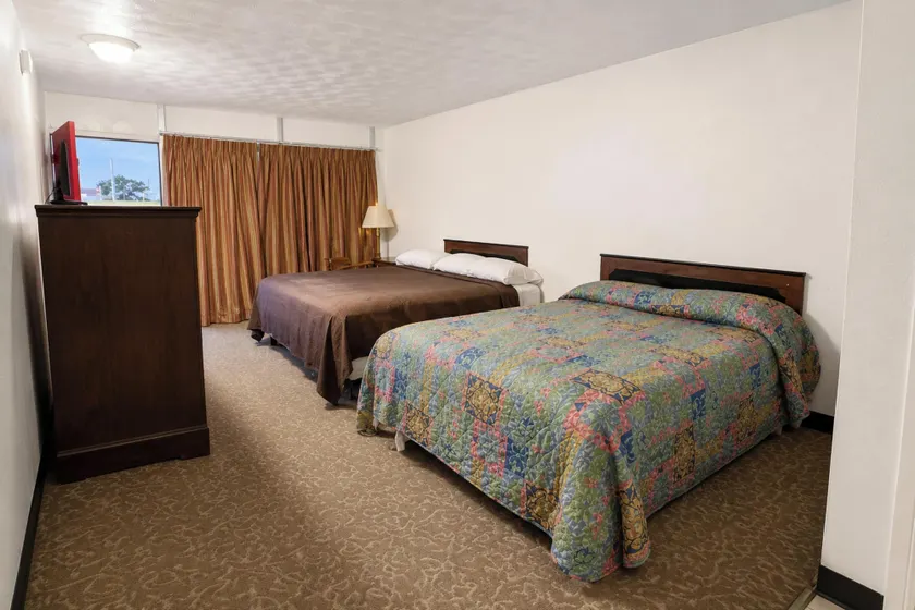 Gray Plaza Motel Benton Rend Lake I-57 - Image 1