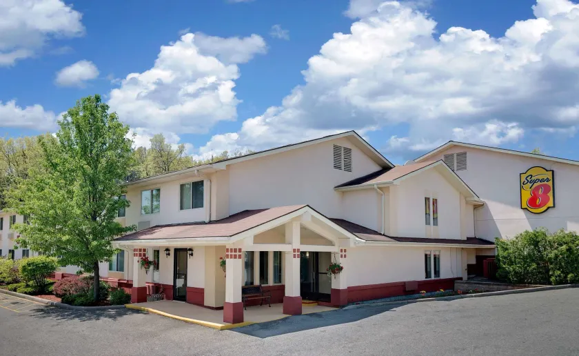 Super 8 by Wyndham Newburgh/West Point Stewart Intl Airport - Image 1