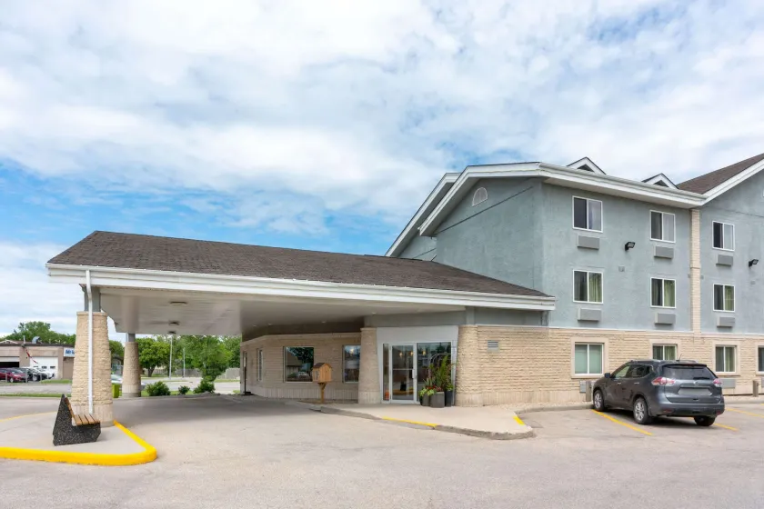 Super 8 by Wyndham Winnipeg West - Image 1