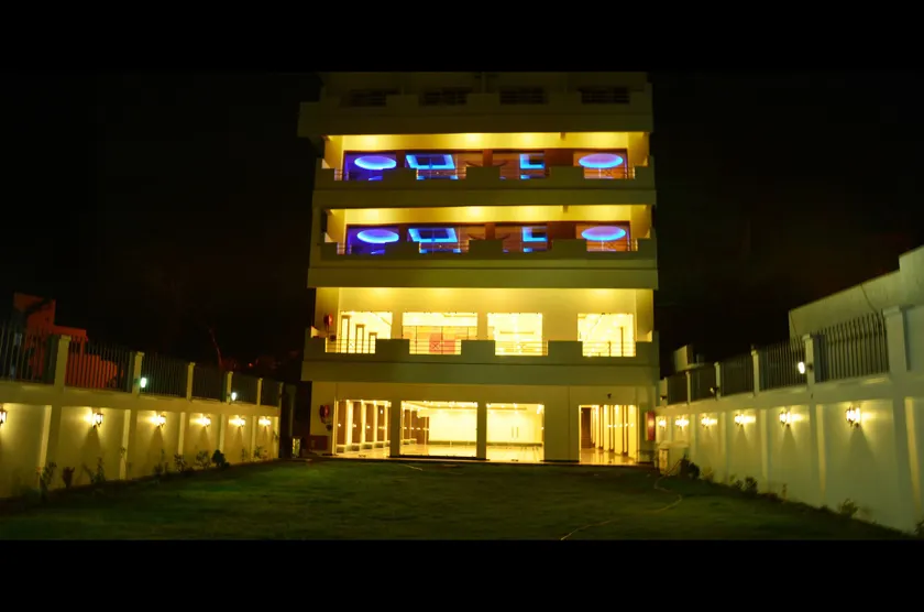 Royal Windsor Hotel - Image 1