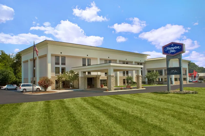 Hampton Inn Sevierville - Image 1