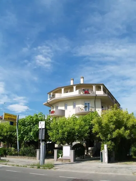 Hotel Moderno - Bed & Breakfast - Image 1