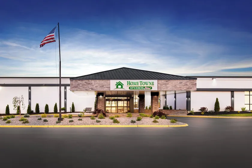 HomeTowne Studios by Red Roof & Conference Center Cortland - Image 1