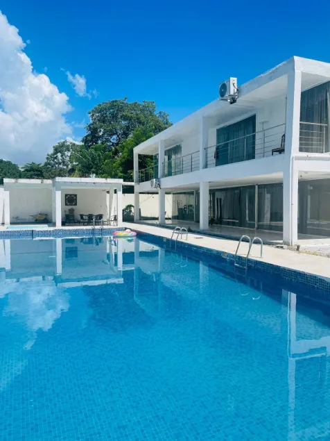 Gorgona Beach Hotel - Image 1