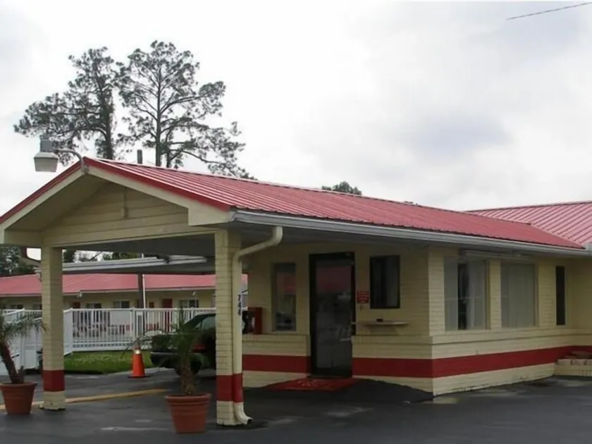 Red Carpet Inn Starke - Image 1
