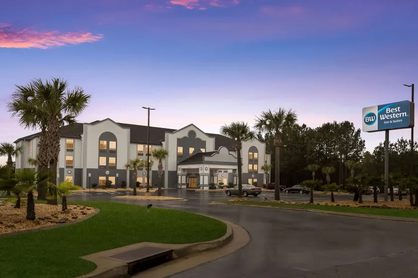 Best Western Bradbury Inn & Suites - Image 1