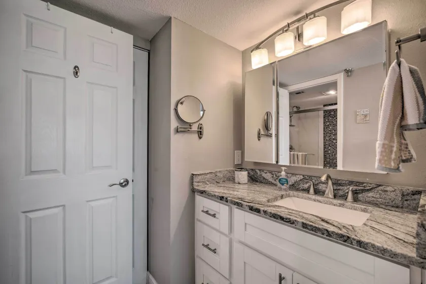 Relaxing Hudson Condo Steps from the Pool! - Innenbereich