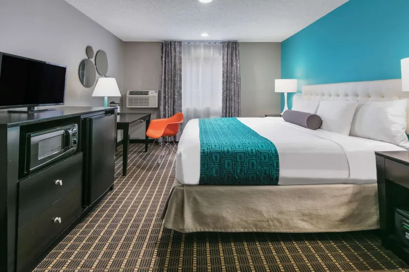 Howard Johnson by Wyndham Near Schlitterbahn - Image 1