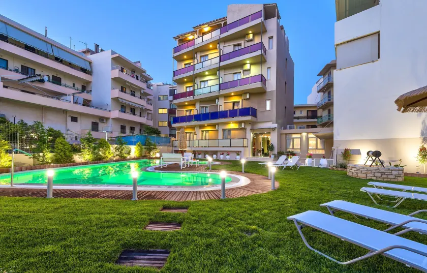 Leonidas Hotel & Apartments - Image 1