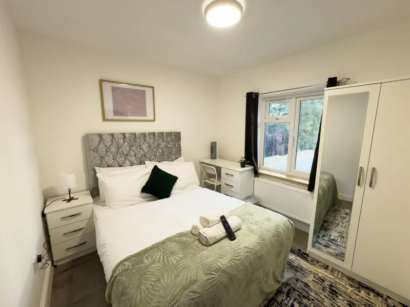 Heathrow Lodge BnB - Image 1