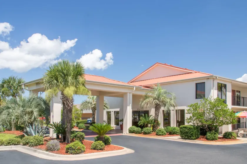 Days Inn & Suites by Wyndham Navarre - near Beaches Hurlburt - Image 1