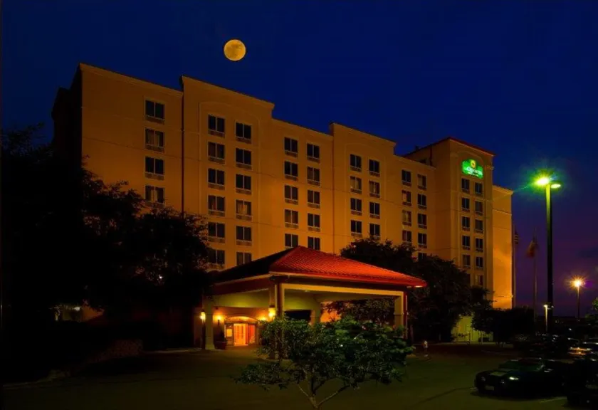 La Quinta by Wyndham San Antonio Medical Ctr. NW - Image 1