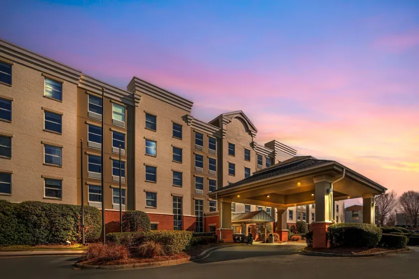 Comfort Suites near Birkdale Village- Huntersville - Image 1