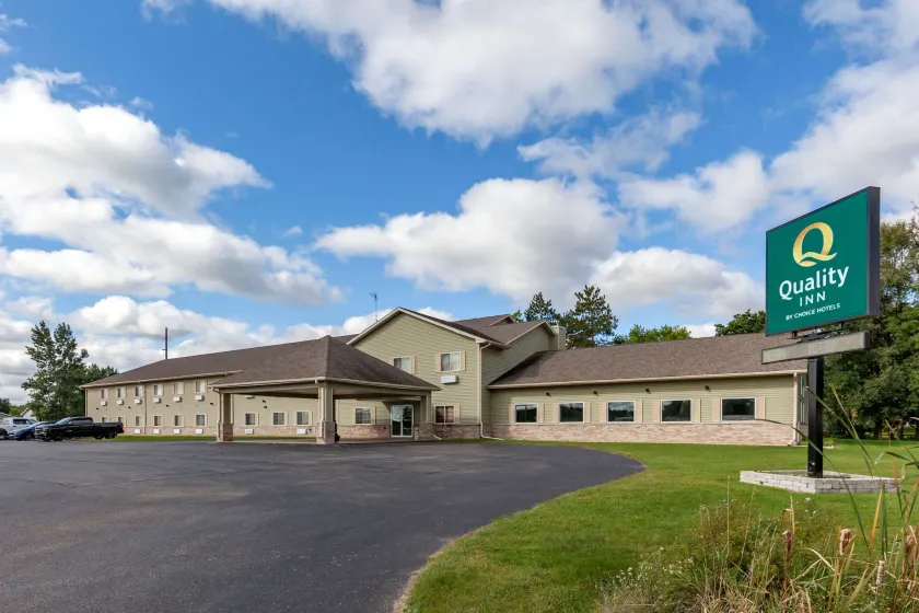 Quality Inn Redgranite - Image 1