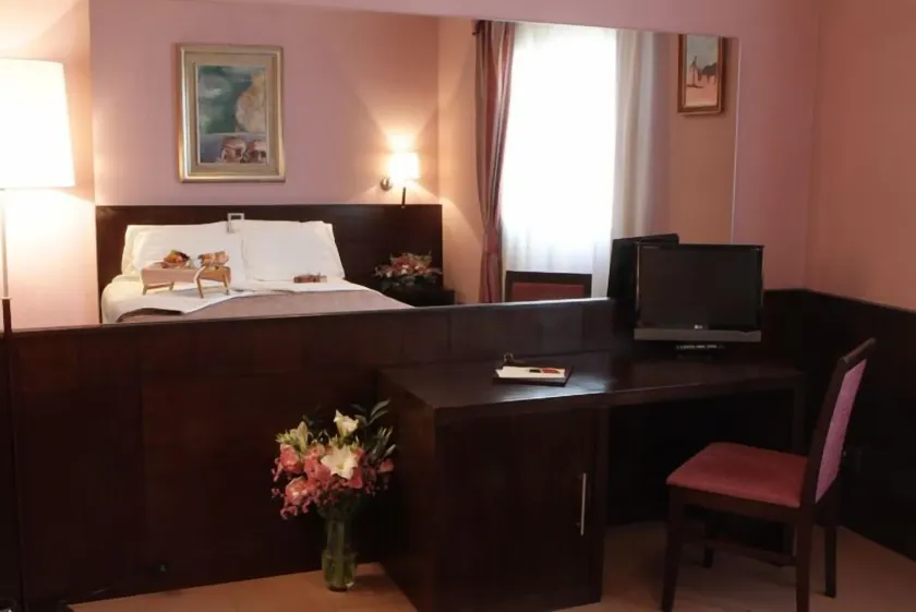 Hotel City - Image 1