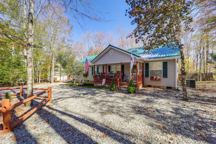 Pet-friendly Beech Mtn Home, 2 Mi to Skiing/hiking - Image 1