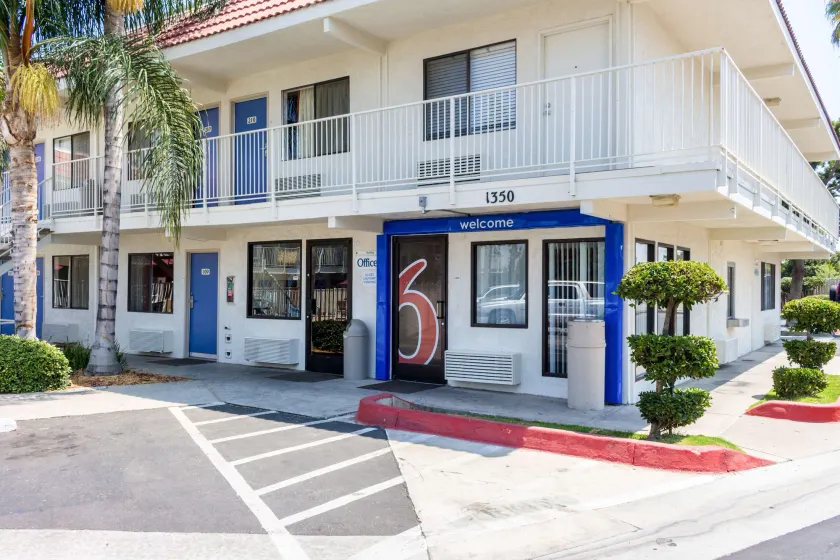 Motel 6 Bakersfield, CA - Convention Center - Image 1