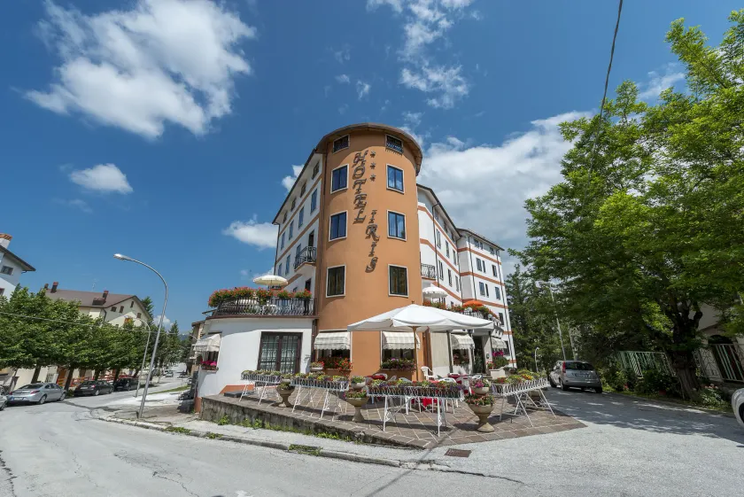 Hotel Iris - Image 1
