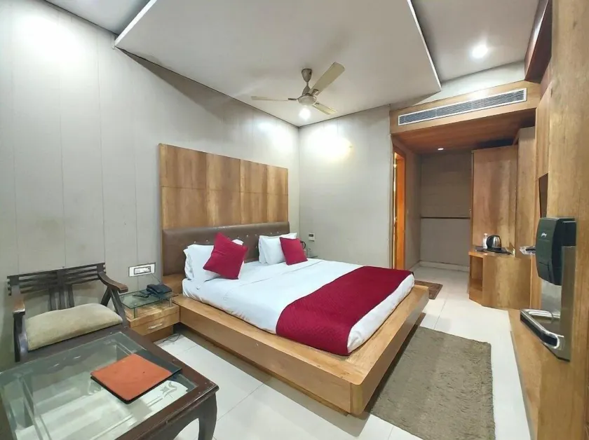 Hotel Gautam Grand Varanasi - Image 1