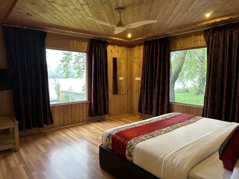 Nigeen Lake View Resort - Image 1