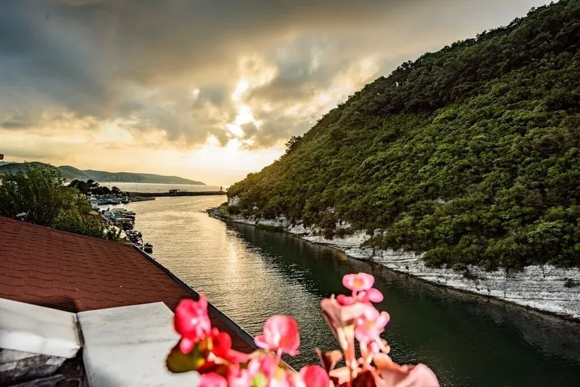 Hill River Hotel - Image 1