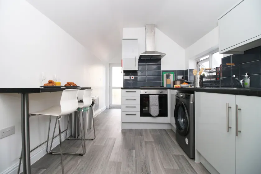 Modern Guesthouse, Fast Wi-Fi, Street Free Parking, Central, Fully Equipped - Image 1