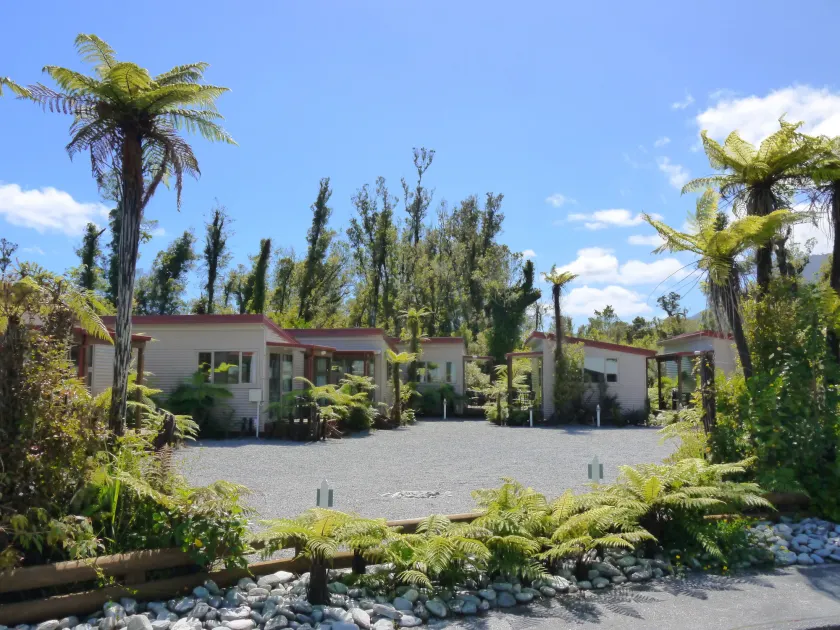 10 Cottages - Image 1