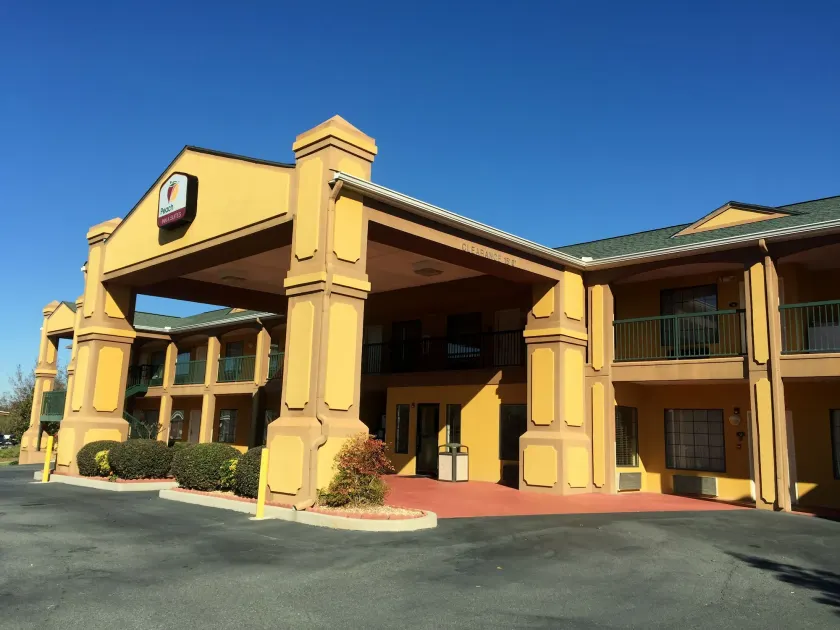 Peach State Inn & Suites - Image 1