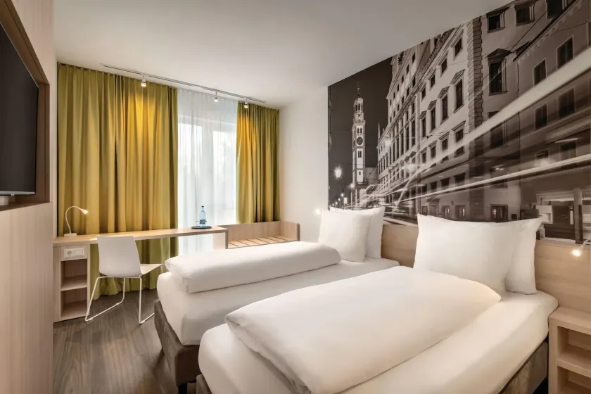 Super 8 by Wyndham Augsburg - Image 1