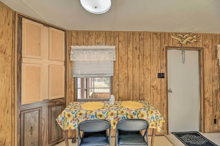 Pet-Friendly Cabin w/ Dock: Fish & Explore! - Interiör