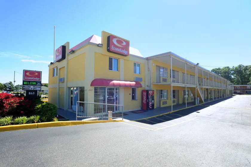 Econo Lodge at Military Circle - Image 1