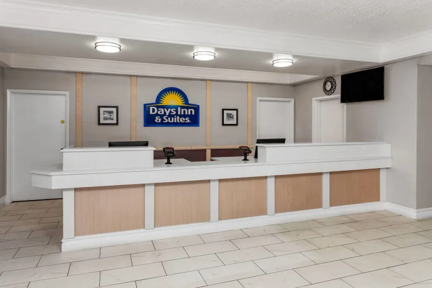 Days Inn & Suites by Wyndham Arlington Heights - Hall