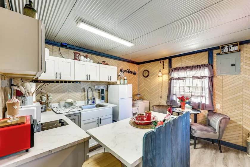 Gym Access On-site: Cabin w/ Deck in Red Oak! - Image 1