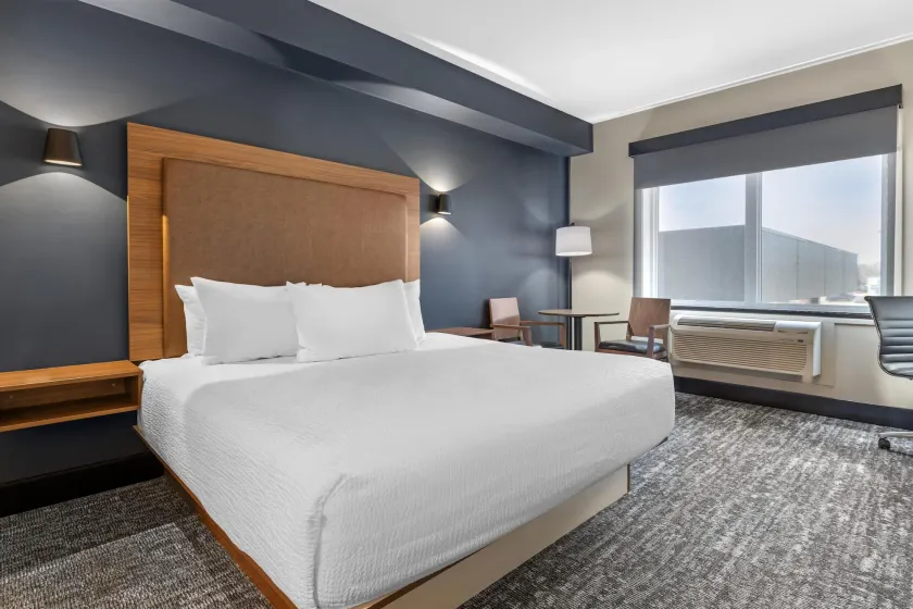 Best Western Plus Neepawa Hotel - Image 1