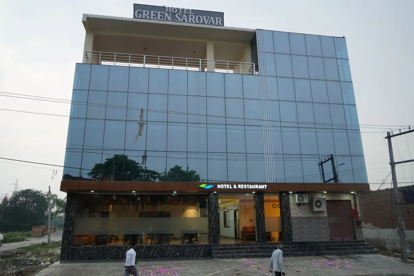 Green Sarovar Hotel & Restaurant - Image 1