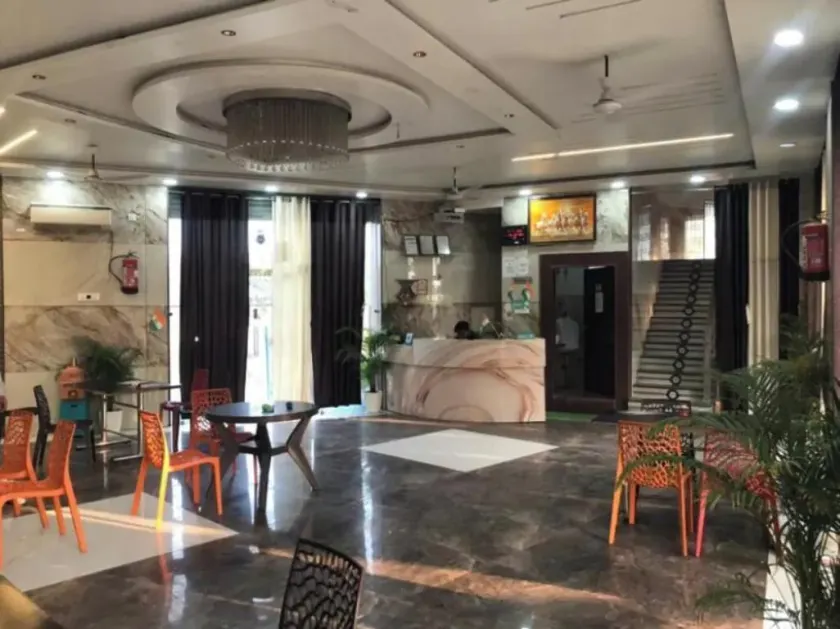 Hotel Suraj - Vestíbulo