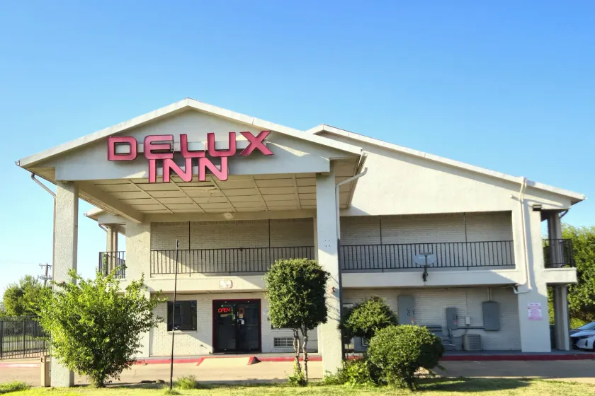 Deluxe Inn Motel By OYO Grand Prairie Interstate 30 - Image 1