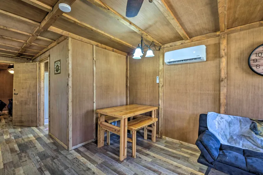 Cozy Cookson Cabin w/ Fire Pit: 1 Mi to Lake! - Innenbereich