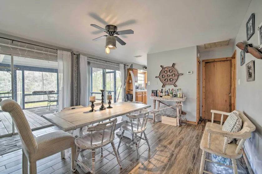 Riverfront Retreat w/ Patio in Withlacoochee - Innenbereich